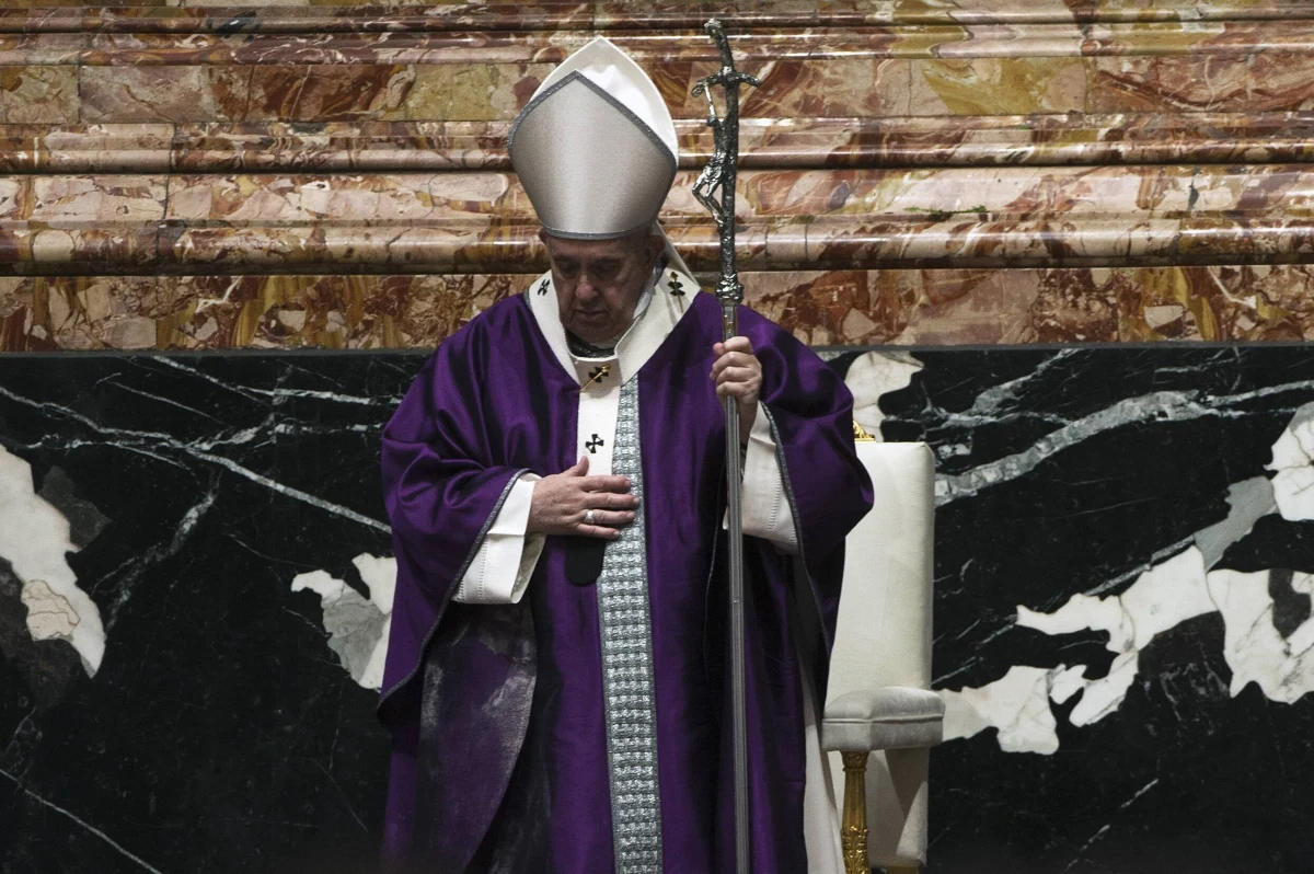 "Umrę tu, w Rzymie. Nie wrócę do Argentyny" - to słowa papieża z wywiadu, jakiego udzielił dziennikarzowi ze swojego kraju Nelsonowi Castro. Franciszek nie wykluczył zarazem przejścia na emeryturę, jak uczynił to Benedykt XVI.