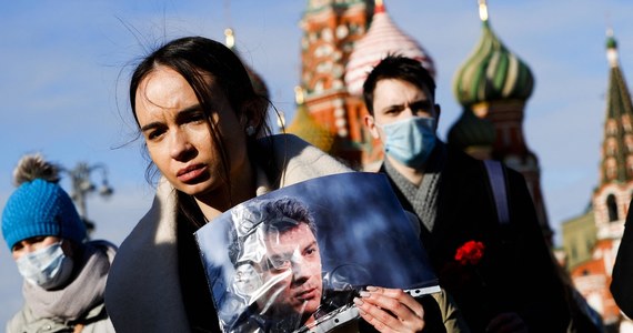 ​Akcje upamiętniające byłego wicepremiera Rosji, a później jednego z przywódców opozycji antykremlowskiej, Borysa Niemcowa odbyły się w wielu miastach Rosji. W Moskwie na miejscu zabójstwa polityka złożyli kwiaty dyplomaci państw UE, w tym Polski. W ciągu czterech godzin hołd zamordowanemu opozycjoniście oddało ponad 7 tysięcy ludzi, którzy ustawili się w kolejce na Moście Moskworeckim. Borys Niemcow został zabity strzałami w plecy 27 lutego 2015 r. późnym wieczorem w Moskwie, na Wielkim Moście Moskworeckim nieopodal Kremla.