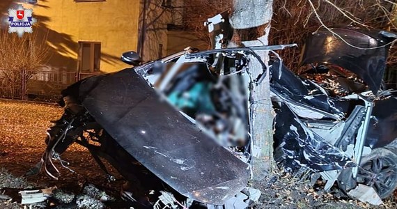 Do tragicznego wypadku doszło przed północą w Lublinie. Kierowca volkswagena nagle zjechał z drogi, auto uderzyło z dużą siłą w znak drogowy i w drzewo. 24-latek i jego 22-letni pasażer zginęli na miejscu.