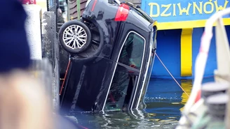 Wypadek w Dziwnowie. Samochód leżał na dnie, 30 metrów od nabrzeża 