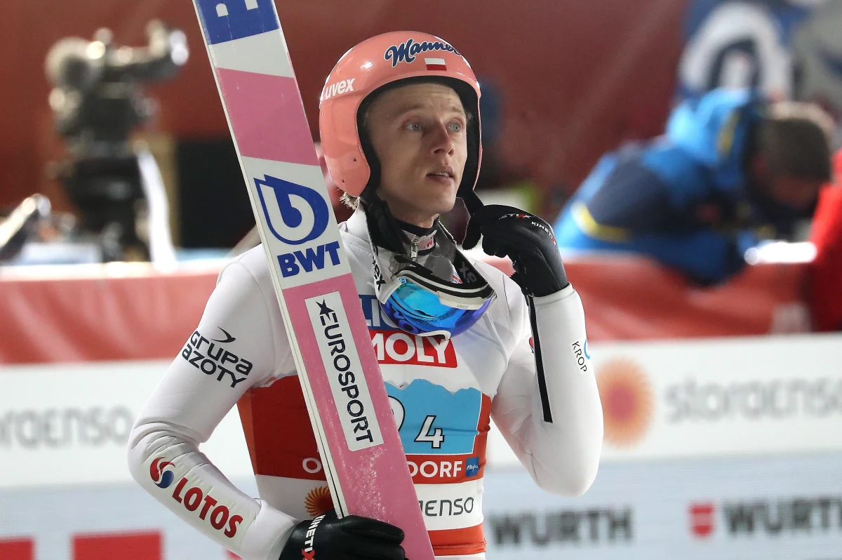 Polska w składzie: Kamila Karpiel, Anna Twardosz, Piotr Żyła oraz Dawid Kubacki zajęła szóste miejsce w konkursie skoków drużyn mieszanych podczas narciarskich mistrzostw świata w Oberstdorfie. Czwarty raz z rzędu triumfowali Niemcy.