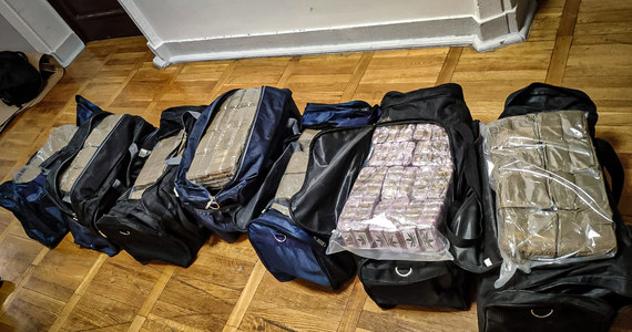 CBŚP zatrzymało na Opolszczyźnie dwóch mężczyzn, przy których znaleziono 150 kg haszyszu. Taka ilość narkotyku pozwoliłaby na przygotowanie nawet 150 tys. porcji dilerskich, wartych ok. 8 mln zł. 