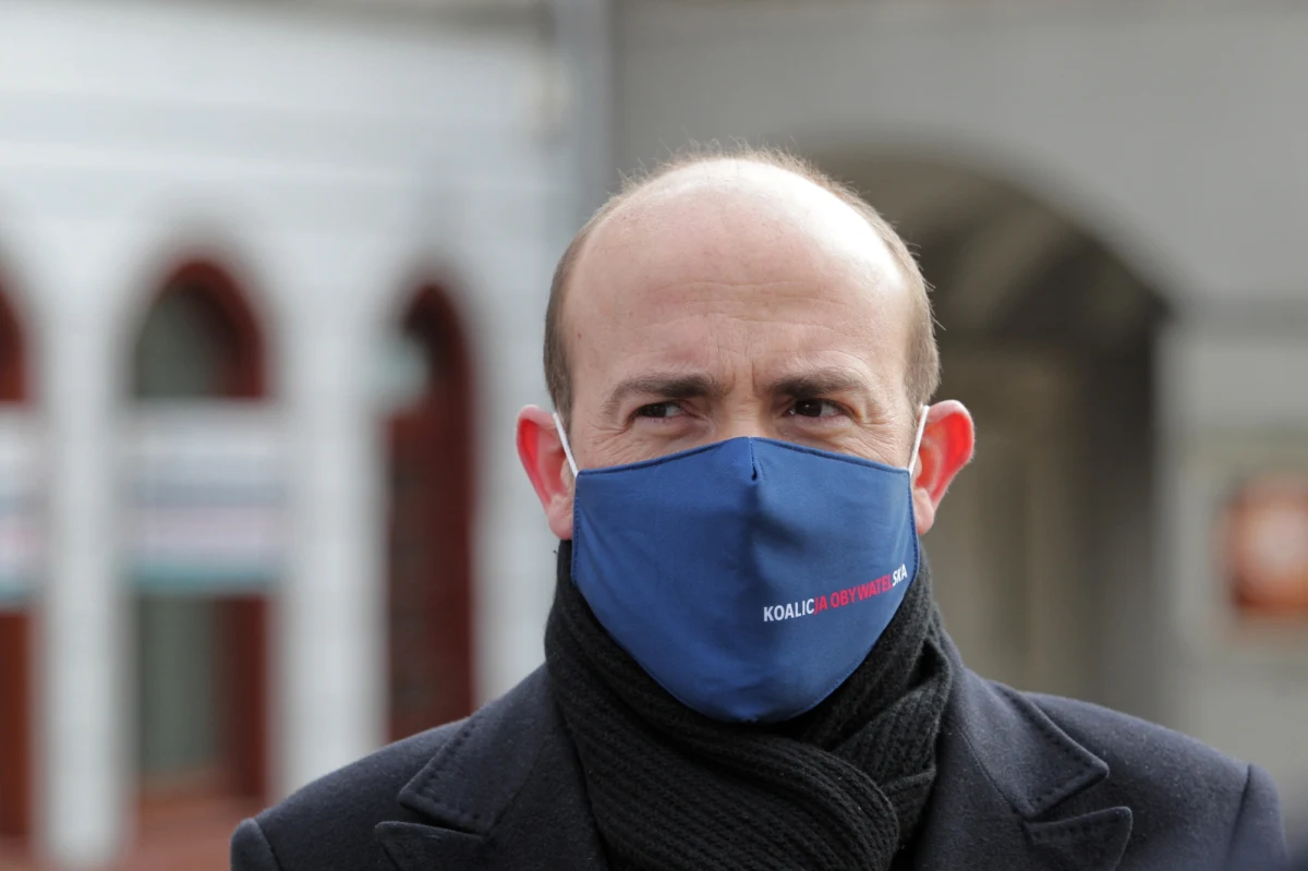 "Czas dla Jarosława Gowina się kończy; albo zdecyduje się na odejście albo będzie współodpowiedzialny za to wszystko, co się będzie działo" - tak o ewentualnej współpracy z liderem Porozumienia mówił podczas transmisji na żywo na Facebooku lider PO Borys Budka.