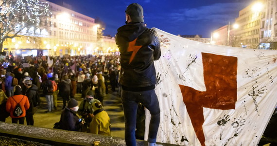 ​Co czwarty Polak uważa, że w szczególnych przypadkach, po konsultacji z lekarzem i psychologiem, kobieta powinna mieć prawo przerwać ciążę do 12. tygodnia - wynika z sondażu IBRiS na zlecenie “Rzeczpospolitej". Podobna liczba badanych popiera powrót do tzw. kompromisu aborcyjnego, który obowiązywał przez lata.