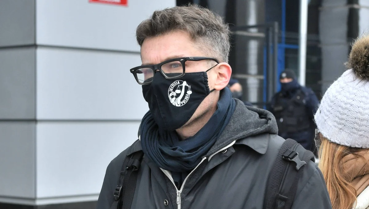 ​Sędzia Igor Tuleya stawił się do pracy w Sądzie Okręgowym w Warszawie. W ubiegłym tygodniu Sąd Apelacyjny w Warszawie ocenił, że jest on nieprzerwanie sędzią i może orzekać, co podważa prokuratura. Sąd Okręgowy przekonuje jednak, że Igor Tuleya nadal jest zawieszony w obowiązkach służbowych.