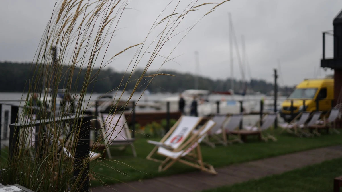 Ostatniej doby w województwie warmińsko-mazurskim odnotowano niewiele ponad 200 zakażeń koronawirusem. Dzień wcześniej było to prawie 600 nowych zakażeń. Od soboty w regionie wprowadzono szereg obostrzeń: zamknięte są hotele i galerie handlowe, baseny i miejsca rekreacji, kina i teatry, a od dziś klasy 1-3 wracają do nauki zdalnej. 