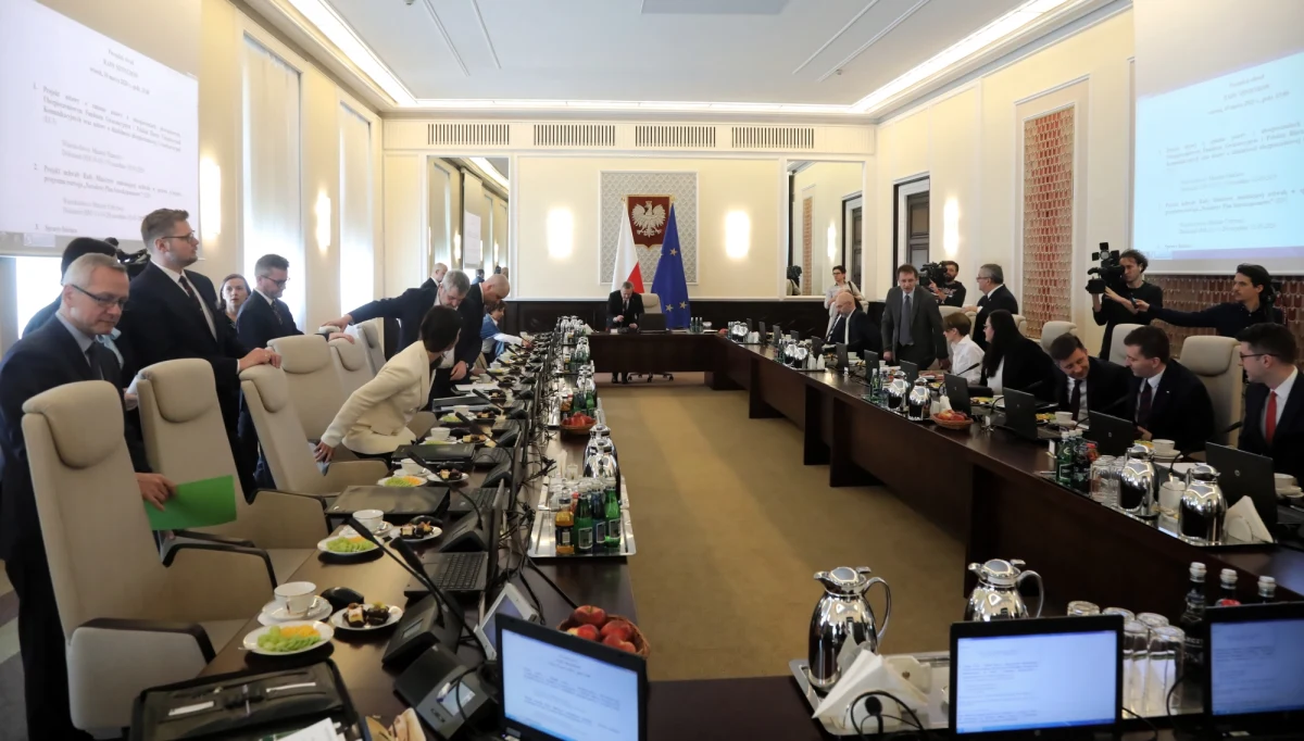 ​Ministerstwa przekazały swoim pracownikom w 2020 roku około 20 milionów złotych nagród - wynika z odpowiedzi na interpelacje poselskie, do których dotarł TVN24. Największe bonusy dostali pracownicy resortu rozwoju, pracy i technologii.