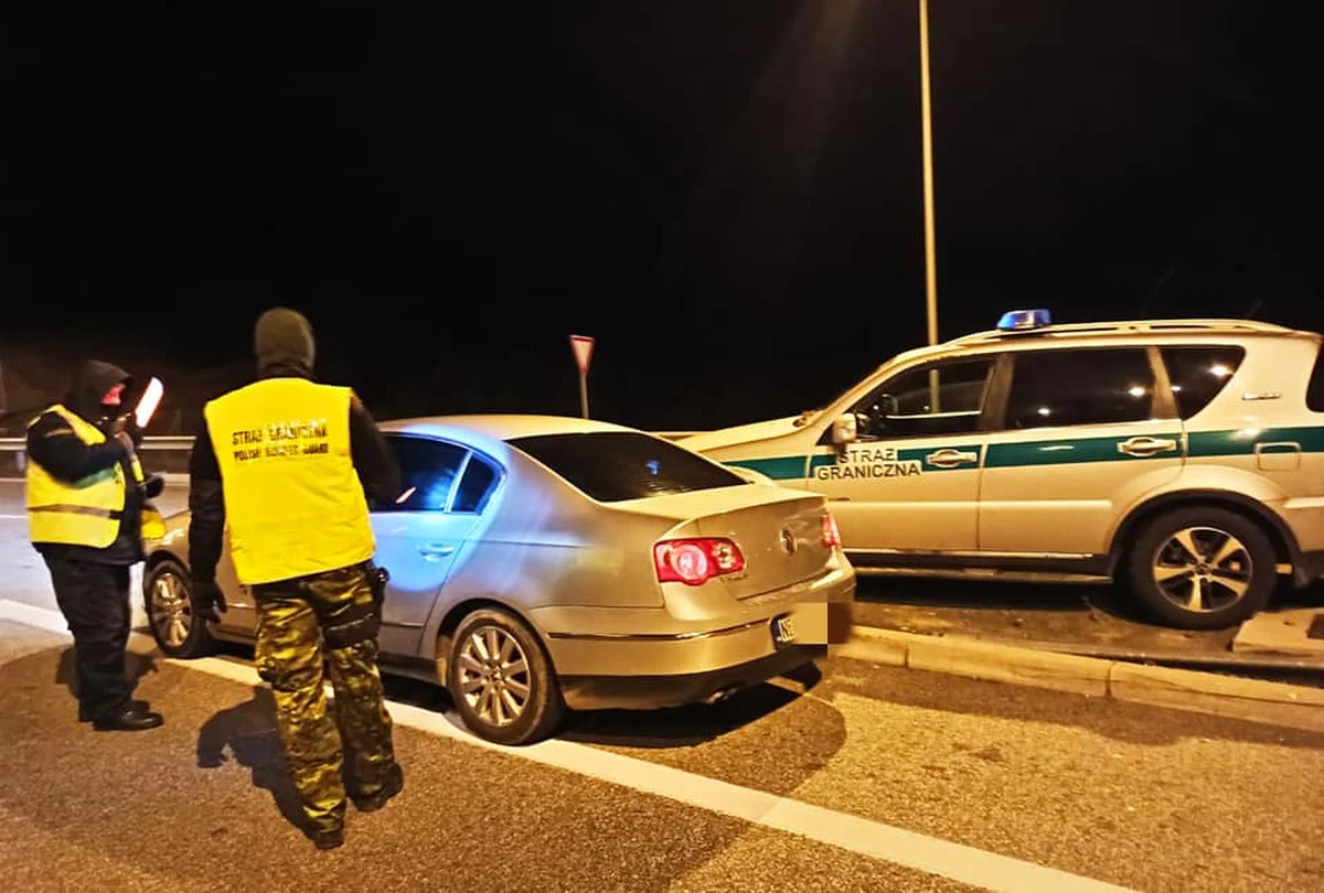 Dwaj pracownicy ukraińskie ambasady w Warszawie zostali zatrzymani w niedzielę na granicy podczas próby wywiezienia do Polski dużej ilości papierosów, złota i waluty. Obaj zostali już odwołani – poinformował minister spraw zagranicznych Ukrainy Dmytro Kułeba.