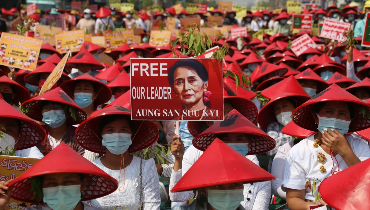 Miesiąc po zamachu stanu w Mjanmie wojsko stara się wykluczyć możliwość powrotu do władzy demokratycznie wybranej przywódczyni Aung San Suu Kyi. W poniedziałek postawiono jej kolejny zarzut. Tymczasem w kraju nie ustają protesty, mimo że władze brutalnie je tłumią.