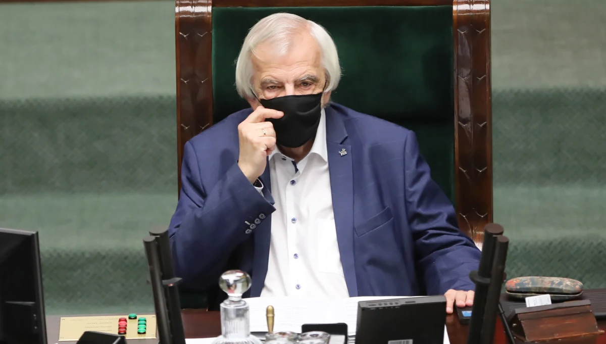 Posłowie Solidarnej Polski podczas ostatniego posiedzenia Sejmu pokazali nam figę. Przyjmujemy to do wiadomości, będziemy działać konsekwentnie - stwierdził wicemarszałek i szef klubu PiS Ryszard Terlecki. Dopytywany o to, co zrobi teraz PiS, odpowiedział: "Damy po łapie". 