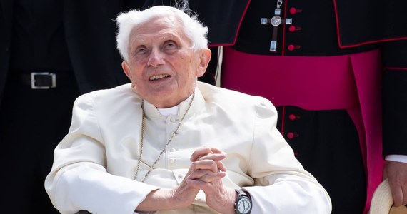 "Nie ma dwóch papieży. Papież jest jeden" - powiedział Benedykt XVI osiem lat po historycznym ustąpieniu z urzędu. "Uważam, że zrobiłem dobrze" - podkreślił emerytowany papież, cytowany przez "Corriere della Sera". Jak przyznał, niektórzy przyjaciele nie chcieli zaakceptować jego kroku.  "Oni nie chcą wierzyć w decyzję podjętą świadomie. Ale mam czyste sumienie" - zapewnił.