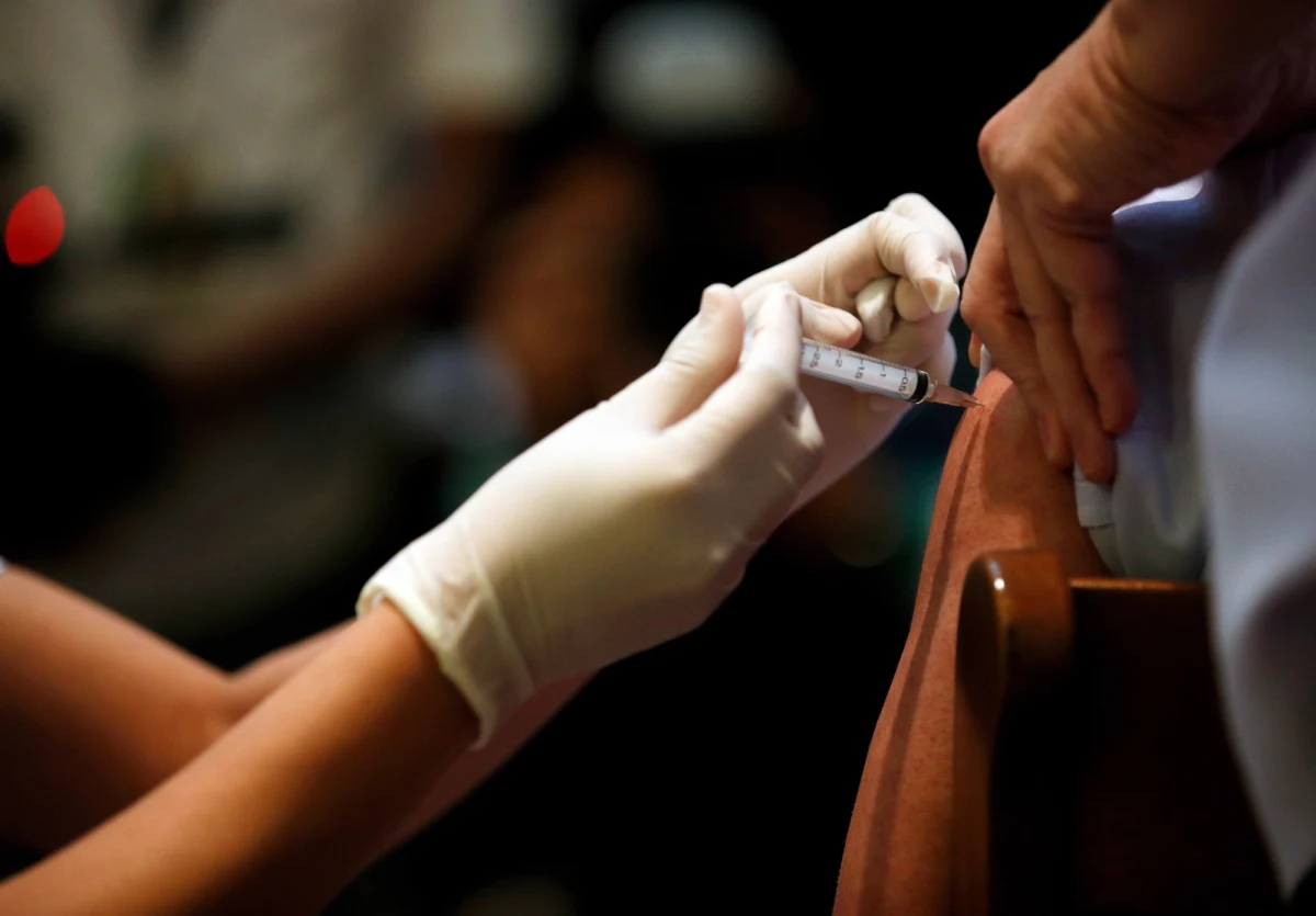 Komisja Europejska przyspiesza i zmienia zdanie w sprawie tzw. cyfrowych paszportów dla osób zaszczepionych przeciwko Covid-19. Szefowa KE Urszula von der Leyen zapowiedziała, że jeszcze w marcu KE przedstawi propozycję legislacyjną w tej spawie.