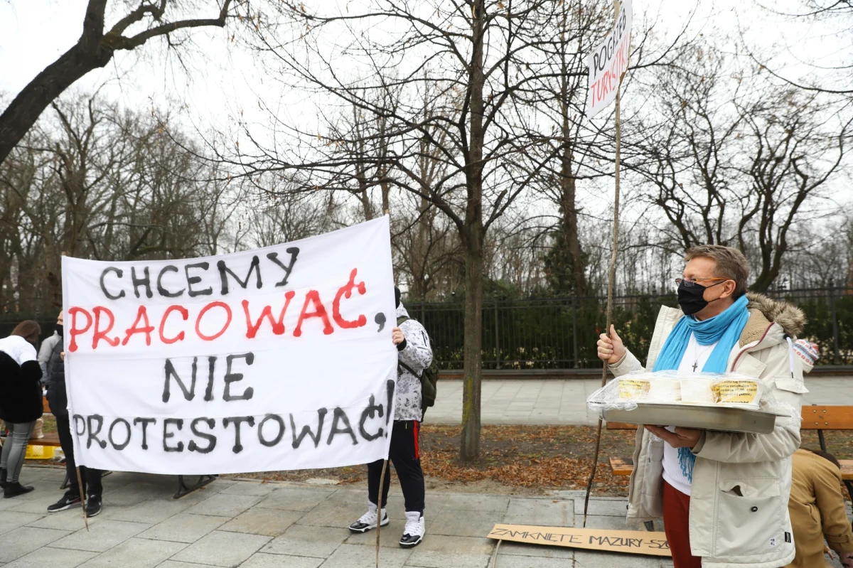 "Chcemy pracować, nie protestować" - przekonywali przedstawiciele branży turystycznej z Warmii i Mazur podczas pikiety KPRM. Protest wsparli posłowie Konfederacji Krzysztof Bosak, Artur Dziambor i Janusz Korwin-Mikke, którzy domagali się zniesienia obostrzeń.
