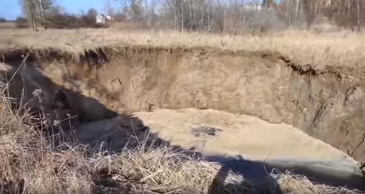 Pracownicy Państwowego Instytutu Geologicznego kontrolują teren dawnej kopalni soli w wielkopolskim Wapnie. W weekend zapadł się tam spory fragment ziemi nad nieczynnym wyrobiskiem. 