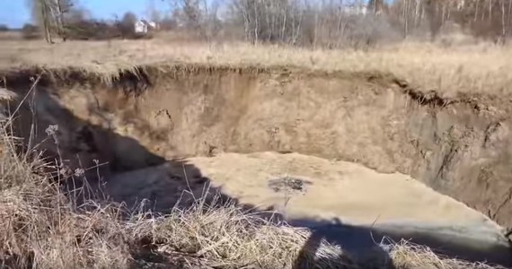 Pracownicy Państwowego Instytutu Geologicznego kontrolują teren dawnej kopalni soli w wielkopolskim Wapnie. W weekend zapadł się tam spory fragment ziemi nad nieczynnym wyrobiskiem. 