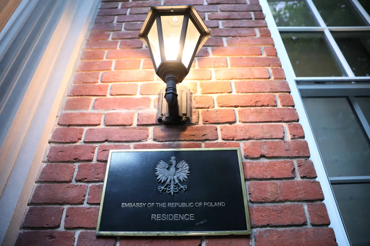 Trwają zakulisowe tarcia o stanowisko ambasadora RP w Waszyngtonie. Piotr Wilczek kończy w tym roku swoją pracę w stolicy Stanów Zjednoczonych, a w Warszawie – jak ustalił nasz amerykański korespondent Paweł Żuchowski - odbywa się walka o amerykańską placówkę.  