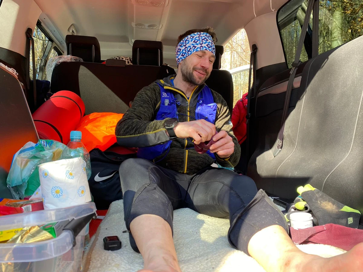 88 godzin i 32 minuty zajęło Danielowi Stroinskiemu przebiegnięcie liczącej 377 kilometrów trasy nazywanej Trójkątem Sudeckim: Ślęża, Śnieżka, Śnieżnik. Zawodnik RMF4RT tym samym pobił poprzedni rekord wyznaczony w okresie wiosennym wynoszący 96 godzin. 