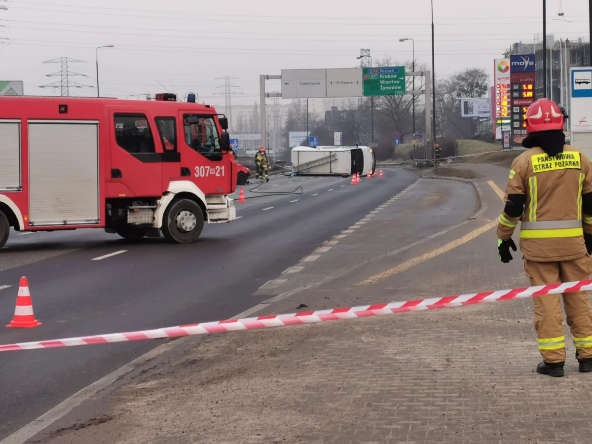 Zderzenie trzech samochodów - w tym auta przewożącego butlę z acetylenem - w alei Prymasa Tysiąclecia w Warszawie, przed rondem Zesłańców Syberyjskich. Kierowca tego samochodu trafił do szpitala.
