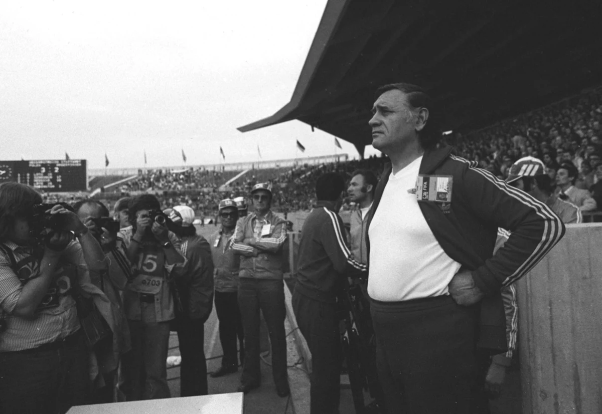 Są ludzie, bez których nie sposób wyobrazić sobie polskiej piłki nożnej. Bez wątpienia najwybitniejszym z nich jest Kazimierz Górski, twórca największych sukcesów biało-czerwonych. Dziś przypada setna rocznica urodzin legendarnego trenera, zmarłego w 2006 roku.