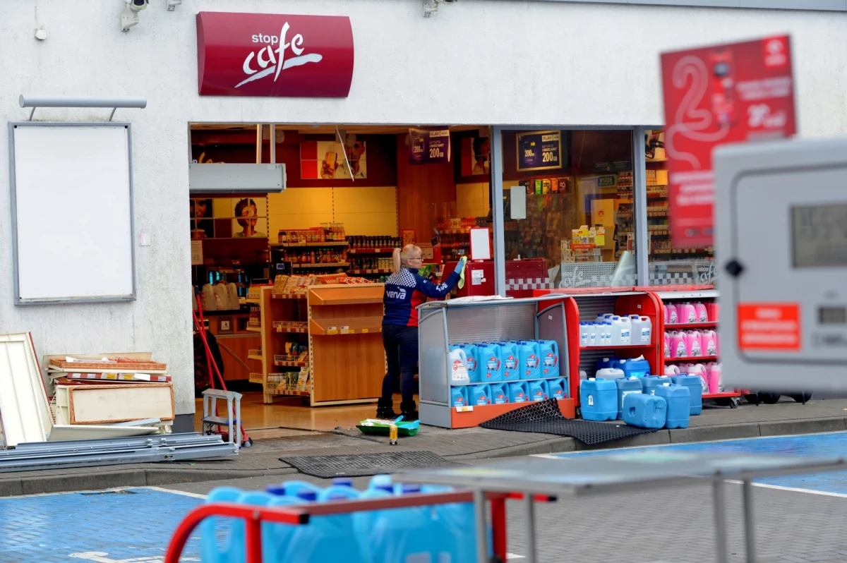 Kobieta, która w nocy z soboty na niedzielę zdemolowała stację benzynową w Rymaniu w Zachodniopomorskiem, była pod wpływem narkotyków. Do wyników badań krwi dotarła nasza reporterka Aneta Łuczkowska. Sąd aresztował 37-latkę na trzy miesiące.