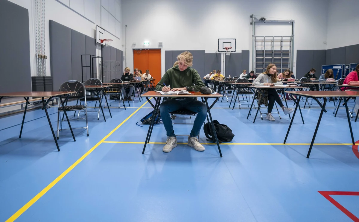 300 tysięcy uczniów ostatnich klas szkół średnich od środy będzie mogło spróbować swoich sił na próbnym egzaminie maturalnym. W tym roku, mimo trwającej pandemii, matury próbne odbędzie się na terenie szkół. Obowiązują jednak pewne zasady.