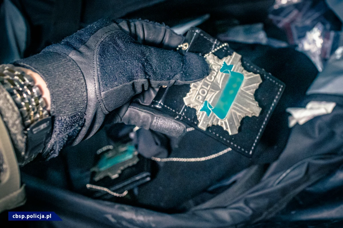 Zarząd "starego Pruszkowa" znów w areszcie. Jak dowiedział się reporter RMF FM, decyzją szczecińskiego sądu za kraty trafili Leszek D. pseudonim Wańka i Janusz P. pseudonim Parasol. ​Ta decyzja dotyczy też Andrzeja Z. "Słowika", który odbywa już jednak wyrok w innej sprawie. Czwarty podejrzany - Krzysztof Ostojski, pseudonim Kręcony, ścigany jest od dziś listem gończym. 
