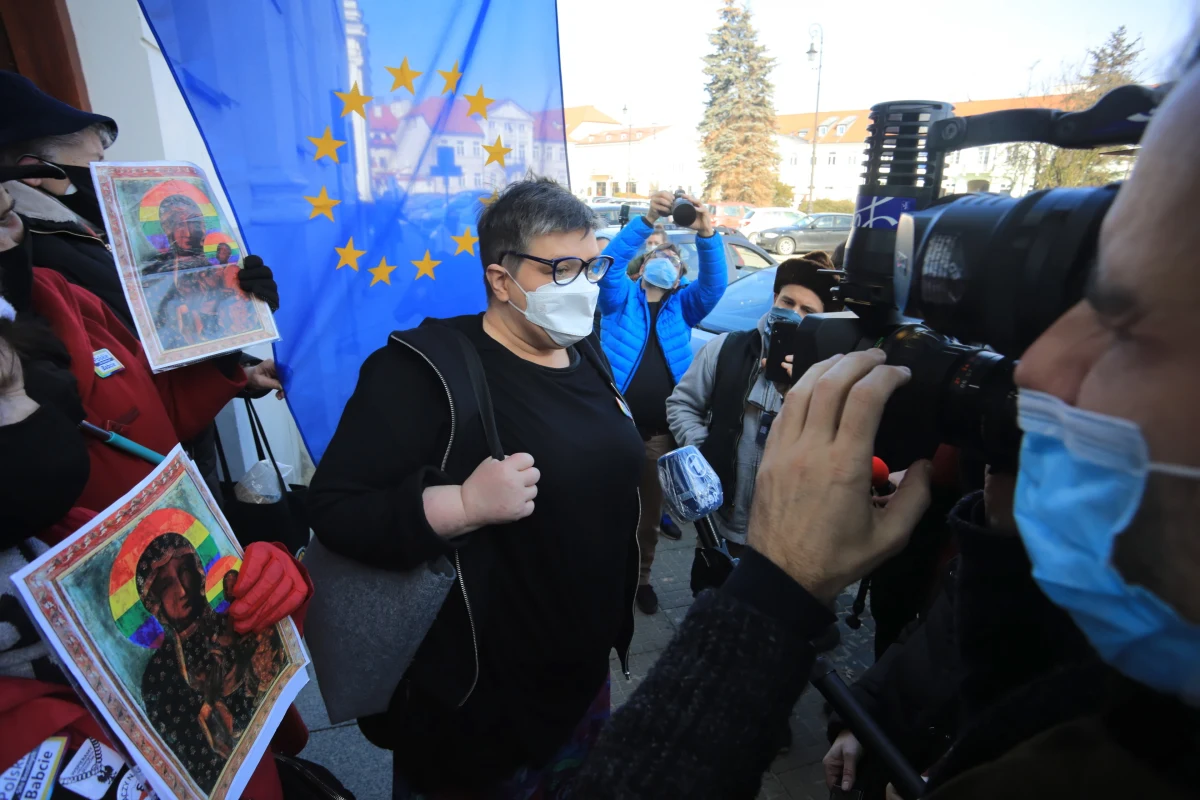 Sąd Rejonowy w Płocku uniewinnił trzy oskarżone w procesie o obrazę uczuć religijnych. Sprawa dotyczy naklejania w 2019 r. wokół jednego z tamtejszych kościołów nalepek z wizerunkiem Matki Bożej Częstochowskiej z tęczową aureolą.