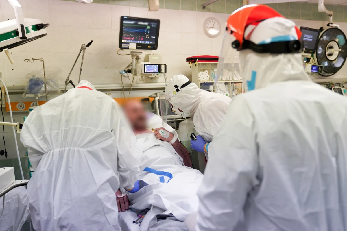 W Warszawie muszą zostać utworzone kolejne łóżka covidowe. W szpitalach zaczyna brakować miejsc dla pacjentów zarażonych koronawirusem. Wojewoda mazowiecki znowu wydaje decyzje o przekształceniu oddziałów szpitalnych w oddziały covidowe. Nowe miejsca dla chorych na Covid-19 mają powstać w szpitalu przy Banacha, na Lindleya i w szpitalu Orłowskiego na Czerniakowskiej. 