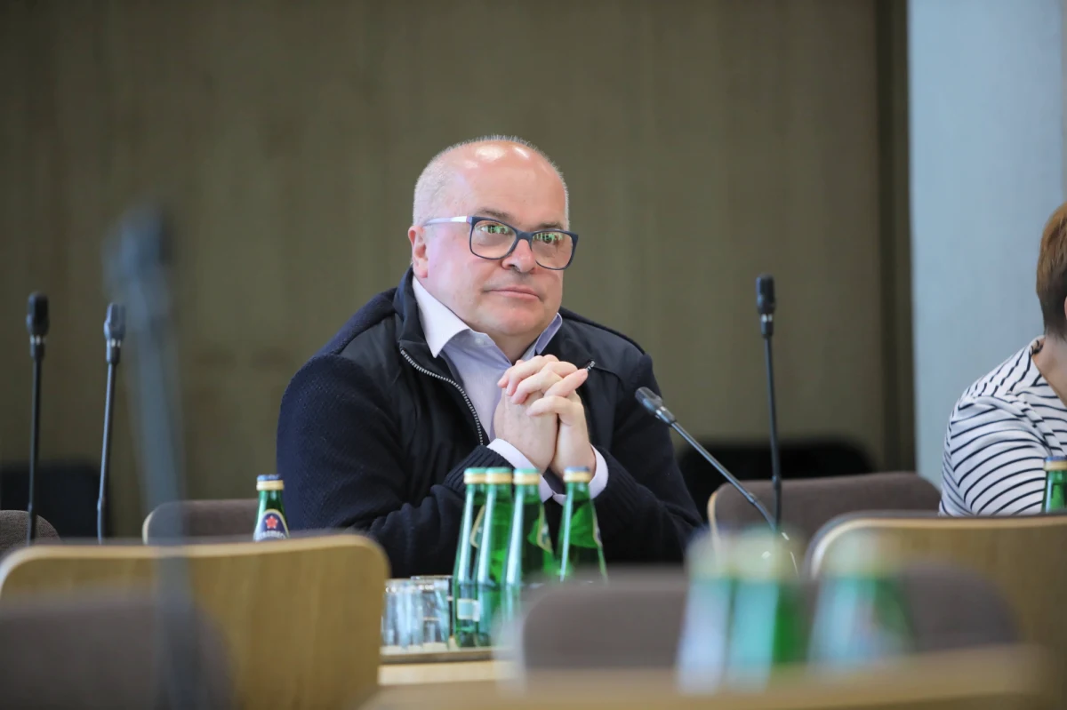 "Poseł Tomasz Zimoch złożył we wtorek rezygnację z członkostwa w klubie Koalicji Obywatelskiej" - poinformował rzecznik PO Jan Grabiec. "Koalicja miała być szerokim ruchem, także obywatelskim. Od pewnego czasu odnosiłem wrażenie, że koalicja staje się partyjnym ramieniem w Sejmie. Dlatego zdecydowałem się na opuszczenie klubu" - napisał o powodach swojej decyzji na Facebooku Tomasz Zimoch.