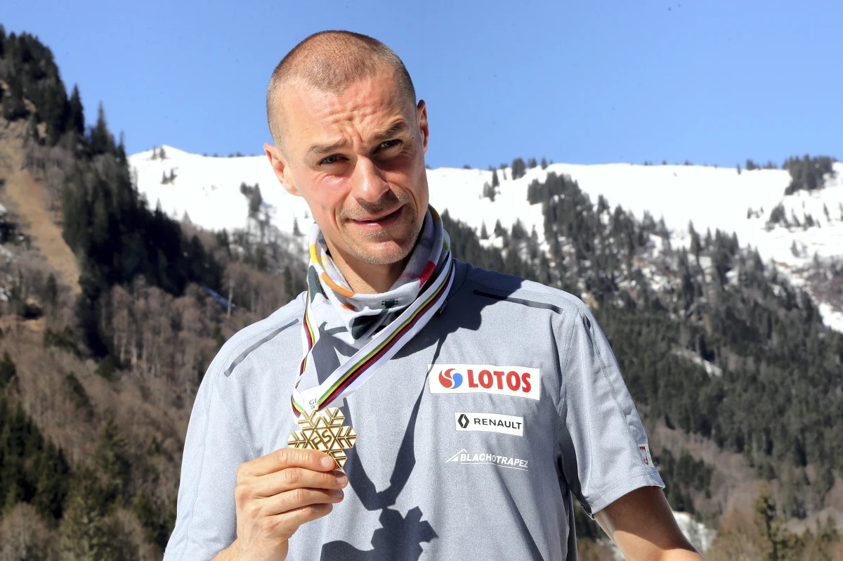 "Ten złoty medal z soboty jest ważny i istotny dla mnie. Moje marzenia spełniły się po raz drugi" - stwierdził w rozmowie z Onetem Piotr Żyła, który zdobył zdobył złoty medal mistrzostw świata na normalnej skoczni w Oberstdorfie. "Pierwsze to było złoto w Lahti w drużynie, a teraz złoto na normalnej skoczni" - dodał skoczek. 