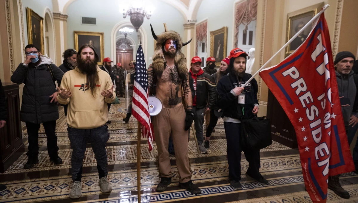 Szef FBI Christopher Wray powiedział, że jego agencja uznaje atak na Kapitol w Waszyngtonie 6 stycznia za akt "krajowego terroryzmu". Dodał, że służby nie znalazły dowodów na to, by w szturmie uczestniczyli anarchiści czy Antifa, co twierdził były prezydent Donald Trump. 