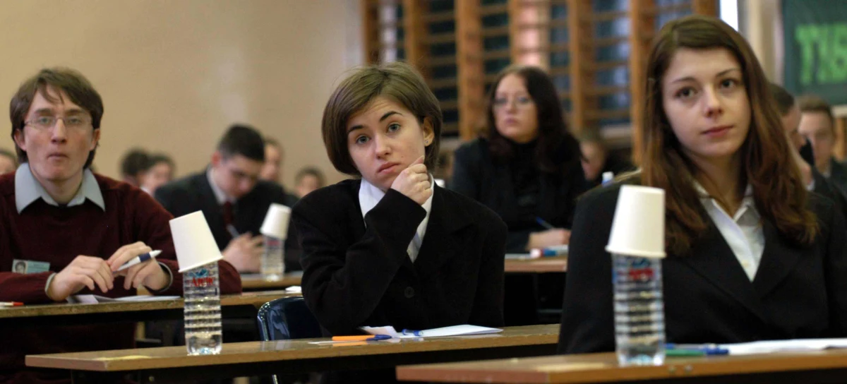 W środę rozpoczęły się próbne egzaminy maturalne organizowane przez Centralną Komisję Egzaminacyjną. Potrwają do 16 marca. Odbywać się będą stacjonarnie w szkołach w reżimie sanitarnym. Udział szkół w próbnych egzaminach jest dobrowolny.