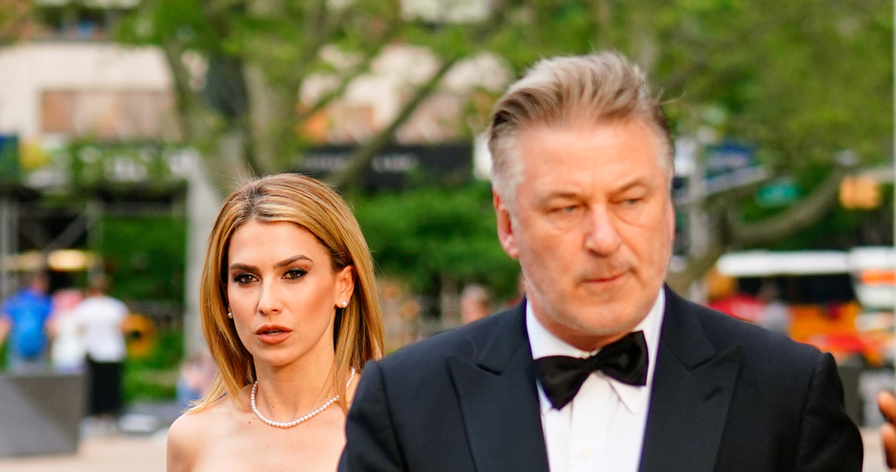 Gdy w poniedziałek Alec Baldwin wraz z żoną ogłosili na profilu instagramowym, że w ich rodzinie pojawiło się szóste dziecko, córeczka Lucia - niemal sześć miesięcy po tym, jak urodziło się piąte - w sieci zawrzało. Instagram stał się polem walki między składającymi gratulacje, a tymi, którzy rodzinę Aleca Baldwina nie boją się określać mianem hodowli. Gwiazdorowi w końcu puściły nerwy.