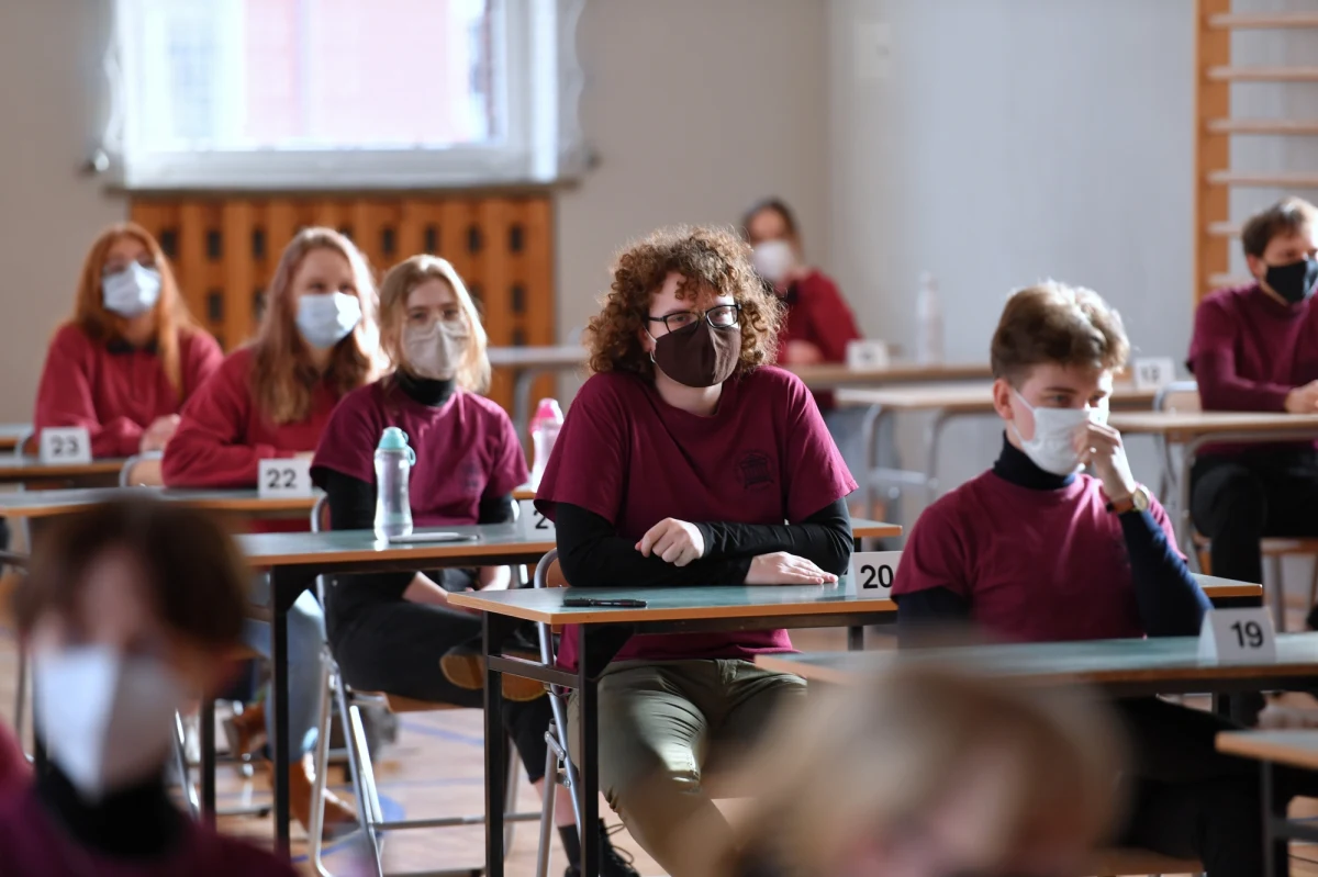 Ruszyły próbne egzaminy maturalne organizowane przez Centralną Komisję Egzaminacyjną. Na RMF24 publikujemy arkusze z języka polskiego na poziomie podstawowym. Uczniowie zmierzyli się z dwunastoma zadaniami, a także wypracowaniem. Wśród tematów pojawiła się m.in. analiza fragmentu "Pana Tadeusza" autorstwa Adama Mickiewicza. 