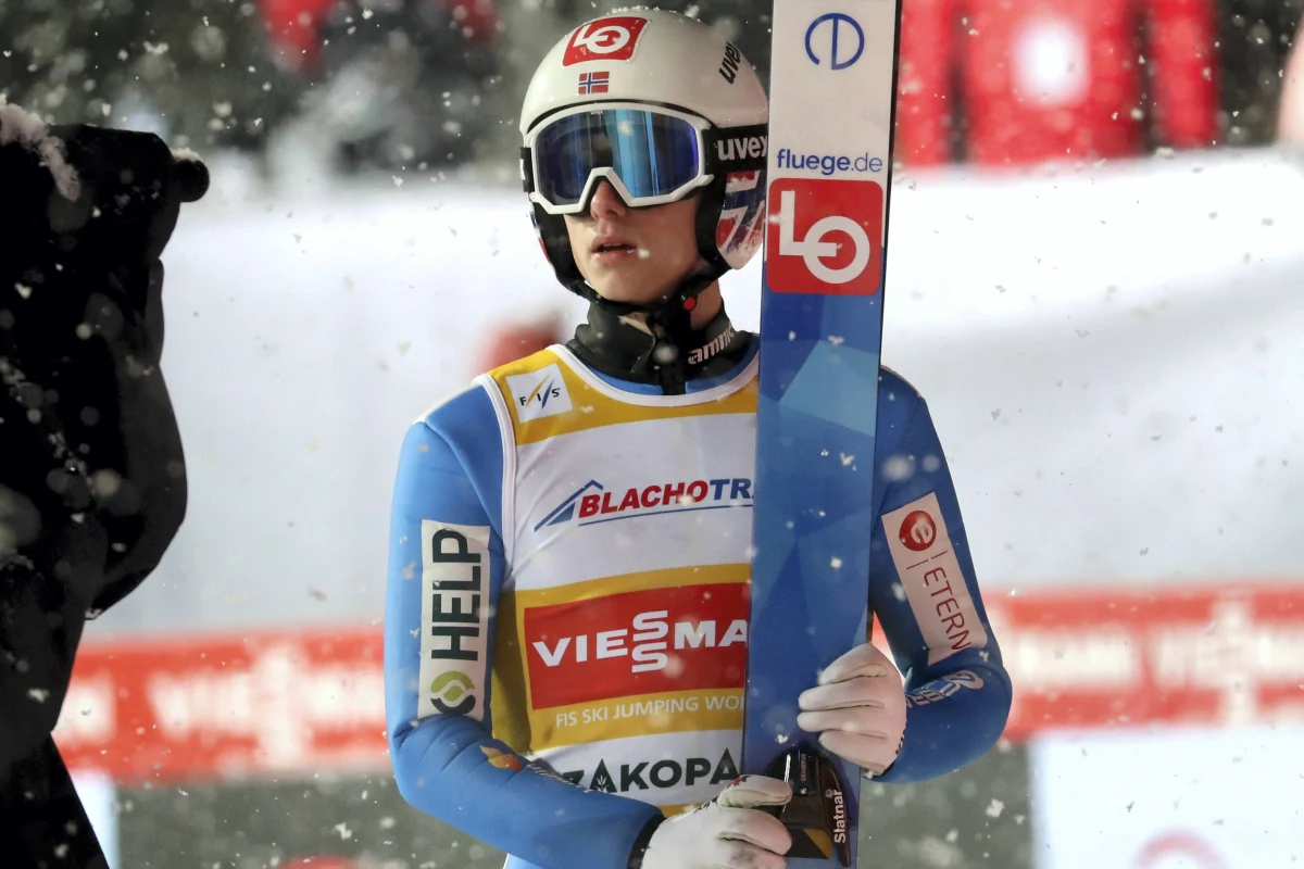 Brylujący w tym sezonie rywalizacji w skokach narciarskich Halvor Egner Granerud jest zakażony koronawirusem. Norweg uzyskał pozytywny wynik testu podczas trwających mistrzostw świata w niemieckim Oberstdorfie – które dotąd nie układały się po jego myśli. Pozytywny wynik testu oznacza dla Graneruda koniec imprezy.