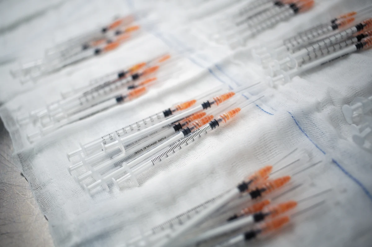 Rząd nie mówi jednym głosem na temat ewentualnego sprowadzania do Polski chińskich szczepionek na koronawirusa. Co więcej, w tej sprawie nie ma porozumienia na linii Mateusz Morawiecki – Adam Niedzielski. 