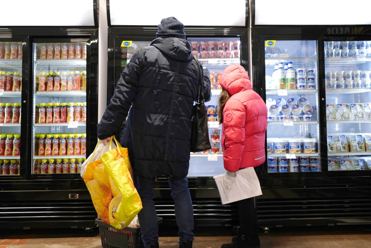 Od dzisiaj przy ulicy Warzywnej w Radomiu działa pierwszy na Mazowszu sklep socjalny, w którym osoby potrzebujące mogą zrobić zakupy w niższych cenach. Sklep prowadzi Fundacja "Droga Życia". Radom to kolejne, po Katowicach, miasto, w którym działa taki sklep. W najbliższych tygodniach podobna placówka ma przyjmować klientów także w Warszawie. 
