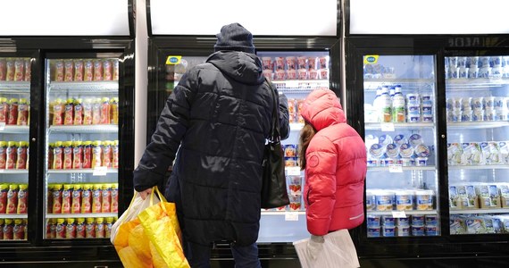 Od dzisiaj przy ulicy Warzywnej w Radomiu działa pierwszy na Mazowszu sklep socjalny, w którym osoby potrzebujące mogą zrobić zakupy w niższych cenach. Sklep prowadzi Fundacja "Droga Życia". Radom to kolejne, po Katowicach, miasto, w którym działa taki sklep. W najbliższych tygodniach podobna placówka ma przyjmować klientów także w Warszawie. 