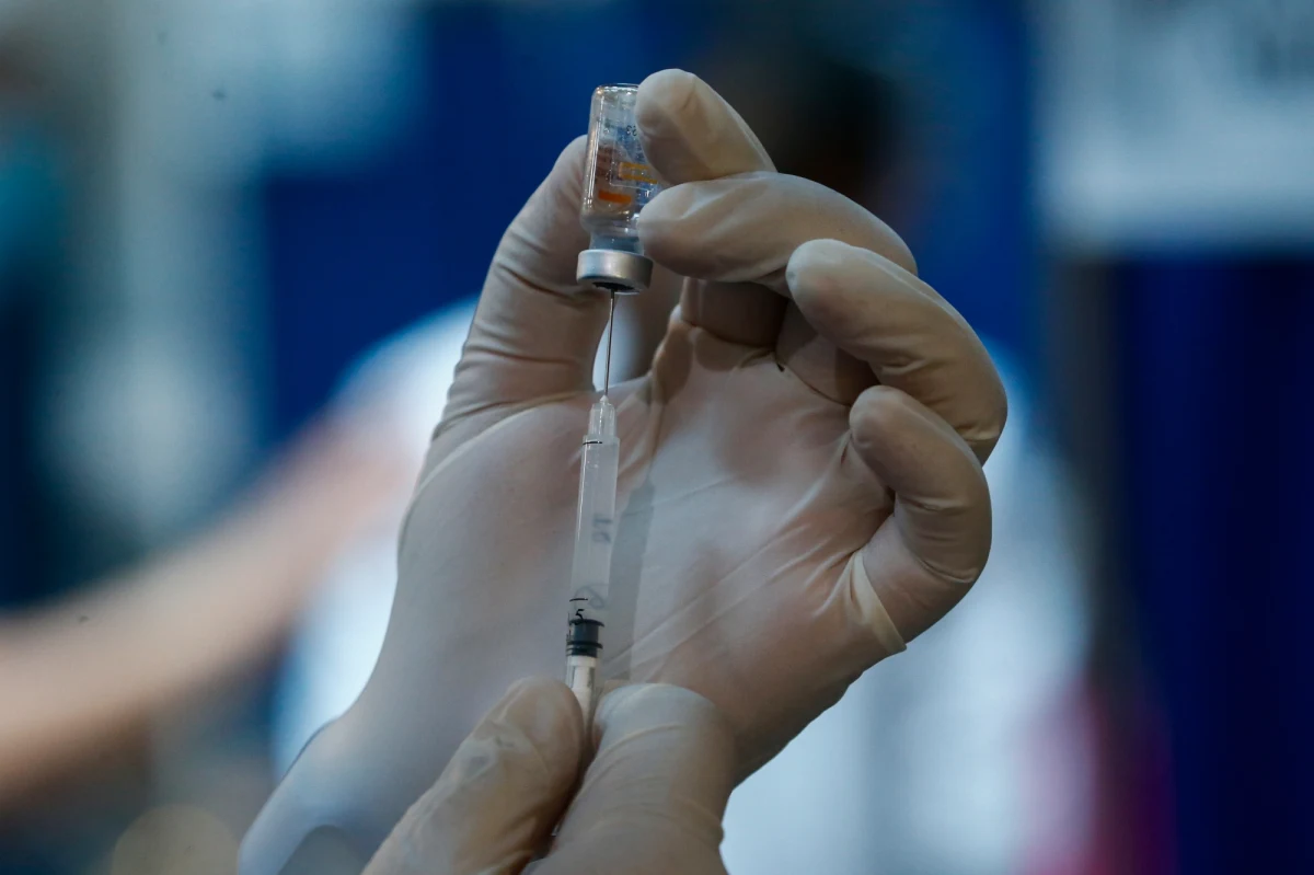 Jeżeli jakiś kraj Unii Europejskiej samodzielnie dopuści szczepionki przeciw Covid-19 z Chin czy Rosji, to zrobi to wyłącznie na własną odpowiedzialność – podkreślił rzecznik Komisji Europejskiej Stefan De Keersmaecker. „Tylko o szczepionkach zatwierdzonych przez Europejską Agencję Leków możemy powiedzieć, że są bezpieczne i pewne” – zaznaczył. Rozmówcy korespondentki RMF FM Katarzyny Szymańskiej-Borginon w Brukseli mówią tymczasem nieoficjalnie o chińskiej i rosyjskiej dyplomacji szczepionkowej.