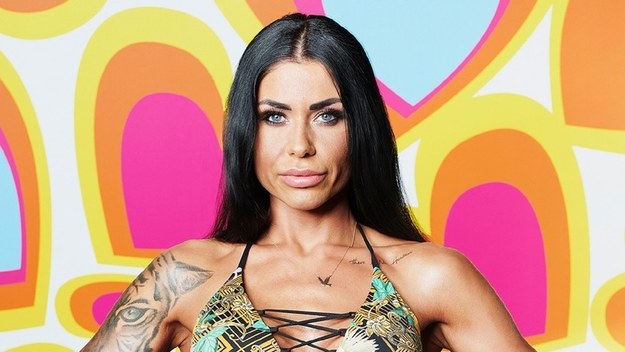 Zabójczą bronią 29-letniej Stelli jest uwodzicielski taniec. Który z mieszkańców „Love Island” padnie jej ofiarą? Za swoje największe atuty uważa długie, czarne włosy i niebieskie oczy, którymi z pewnością zahipnotyzuje niejednego Wyspiarza. Jest bardzo pedantyczna. Nienawidzi bałaganu. W jej szafie wszystko musi być nie tylko równo poskładane, ale również ułożone kolorami. Ceni w sobie wytrwałość i chęć niesienia pomocy. Bywa jednak też mocno niecierpliwa i zbyt ufna. Największym sukcesem w jej życiu było schudnięcie 18 kilogramów i odkrycie życiowej pasji, jaką jest kulturystyka. Jaka jest zatem jej największa porażka? Oczywiście zaniedbanie się i doprowadzenie do stanu sprzed schudnięcia. Mimo wielkiego wysiłku, jaki włożyła w swoją przemianę, w skali od 1 do 10 przyznaje sobie 8,5 punktu. Jak podkreśla - jest świadoma swoich niedoskonałości i wie, że musi nad nimi popracować. Wyspiarka ma jasno określony typ wymarzonego mężczyzny. Ten, jej zdaniem, powinien mieć minimum 185 centymetrów wzrostu i imponować swoimi mocnymi barkami oraz silnymi ramionami. Ciemny blondyn o zielonych oczach, przeszywającym spojrzeniu, a do tego inteligentny, stanowczy i dominujący to jest to.