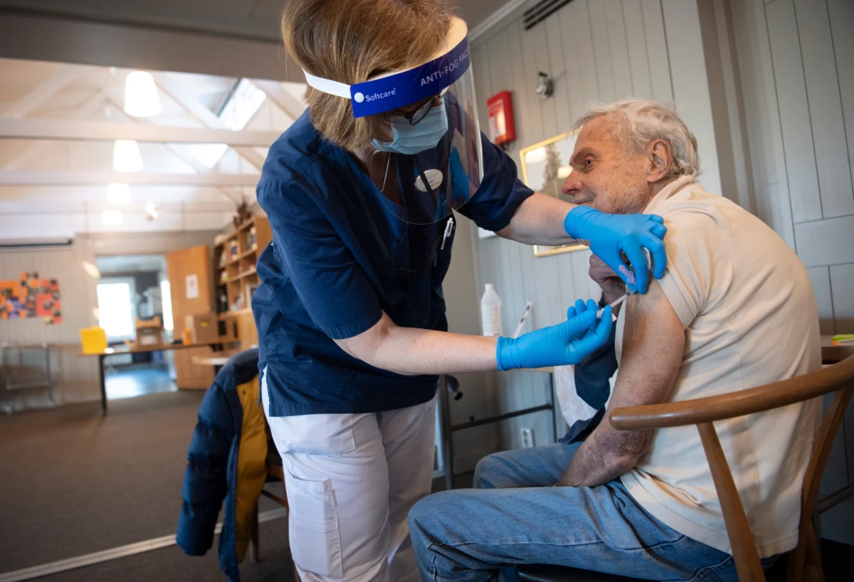 Minister zdrowia Adam Niedzielski zapowiedział, że do końca tego lub na początku przyszłego tygodnia zapadnie decyzja o zmianach w programie szczepień. Zmiany te będą miały realny wpływ na zaszczepienia przeciw Covid-19 milionów Polaków. Jednocześnie podtrzymał scenariusz, że "do końca wakacji wszyscy chętni powinni być zaszczepieni". 