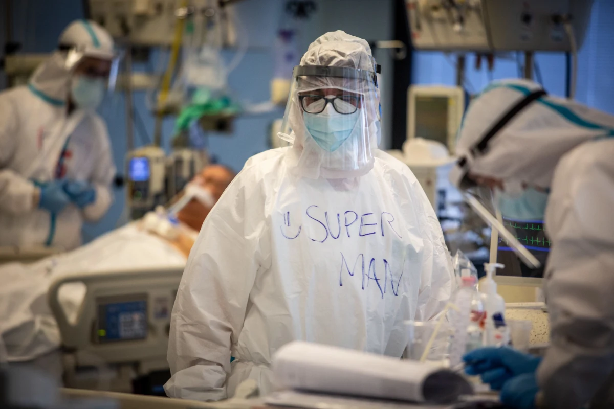 Prawie całe Włochy mogą znaleźć się w czerwonej strefie surowych restrykcji, jeśli sytuacja epidemiczna będzie się pogarszać- ostrzegł w środę doradca władz regionu Lombardia do spraw pandemii Guido Bertolaso. Wiele regionów przyznaje, że sytuacja jest coraz poważniejsza.