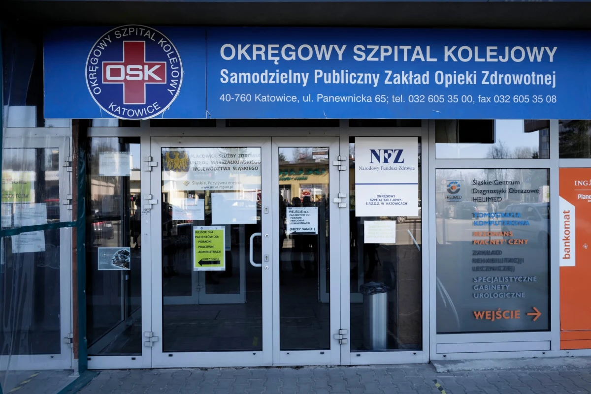 Pacjentka z dusznością została odesłana z Okręgowego Szpitala Kolejowego w Katowicach do innej placówki przez… pracownika ochrony. Okazało się, że kobieta miała zawał. Szpital tłumaczy, że towarzyszący kobiecie mąż nie powiedział, w jak poważnym stanie jest pacjentka. 