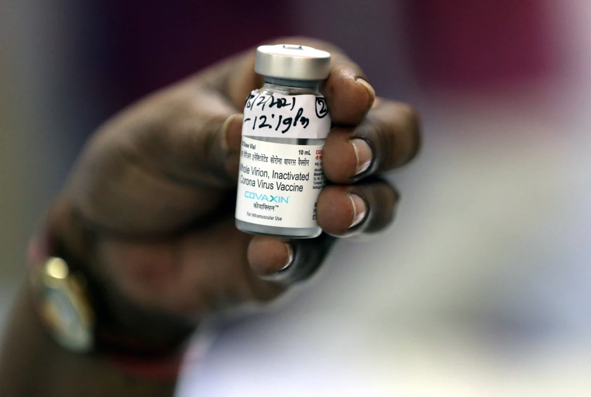 Firma Bharat Biotech ogłosiła w środę wstępne wyniki ostatniej fazy badań klinicznych nad jej szczepionką przeciwko Covid-19, z których wynika, że preparat jest w 80 proc. skuteczny. Szczepionka wykazuje też obiecujące rezultaty przeciwko nowym wariantom wirusa - wynika z badań. Preparat już wcześniej została dopuszczona do użytku w Indiach.