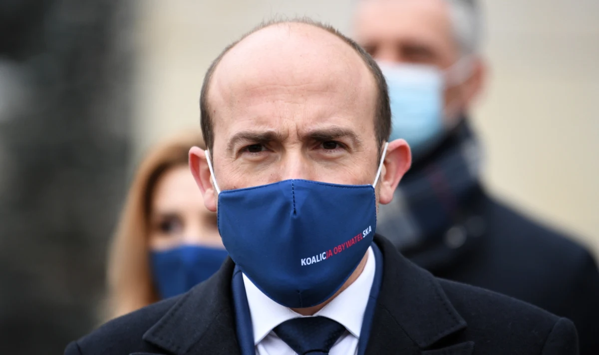 "Tomasz Zimoch już dawno był poza KO; powinien mieć odrobinę honoru i nie krytykować tych, którzy dali mu mandat poselski; to nauczka, że nie powinno się stawiać na celebrytów" - stwierdził lider PO Borys Budka. Nie jestem żadnym celebrytą, jestem posłem obywatelskim, tak rozumiałem tę ideę - powiedział z kolei Zimoch.