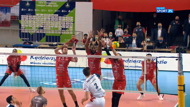 W rewanżowym meczu ćwierćfinałowym Grupa Azoty Kędzierzyn-Koźle we własnej hali przegrała 0:3 z Cucine Lube Civitanova. O losie awansu zdecydował jednak niezwykle zacięty złoty set, w którym to gospodarze wygrali 16:14. Oto skrót rewanżowego spotkania i dodatkowego seta.

