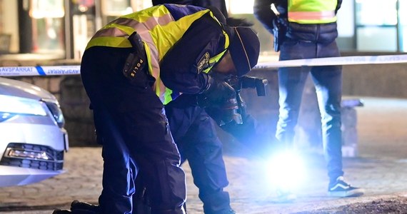 Trzy osoby walczą o życie po wczorajszym ataku w Vetlanda w Szwecji. Uzbrojony w nóż mężczyzna ranił w sumie 7 osób, zanim został postrzelony przez policję. Służby zakwalifikowały zajście jako próbę zabójstwa oraz przestępstwo o charakterze terrorystycznym. Przez całą noc funkcjonariusze przeszukiwali mieszkanie 22-latka.