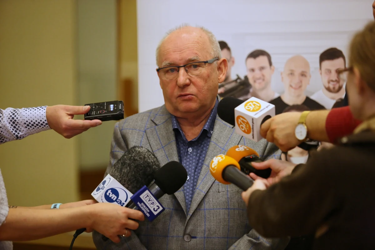 Dziś mija dokładnie rok, od kiedy w Polsce potwierdzono pierwszy przypadek Covid-19. „Pacjentem zero” okazał się mężczyzna przyjęty dwa dni wcześniej na oddział zakaźny szpitala w Zielonej Górze. Pierwszym zespołem, który mierzył się z chińskim patogenem, był więc jego personel. 365 dni od momentu, który uważamy za początek pandemii w Polsce, rozmawiamy z Jackiem Smykałem – szefem oddziału zakaźnego Szpitala Uniwersyteckiego w Zielonej Górze. To rozmowa o wspomnieniach, obserwacjach medycznych, prognozach na przyszłość, ale co istotne – również o powikłaniach po przebytej chorobie wywołanej wirusem Sars-Cov-2. 