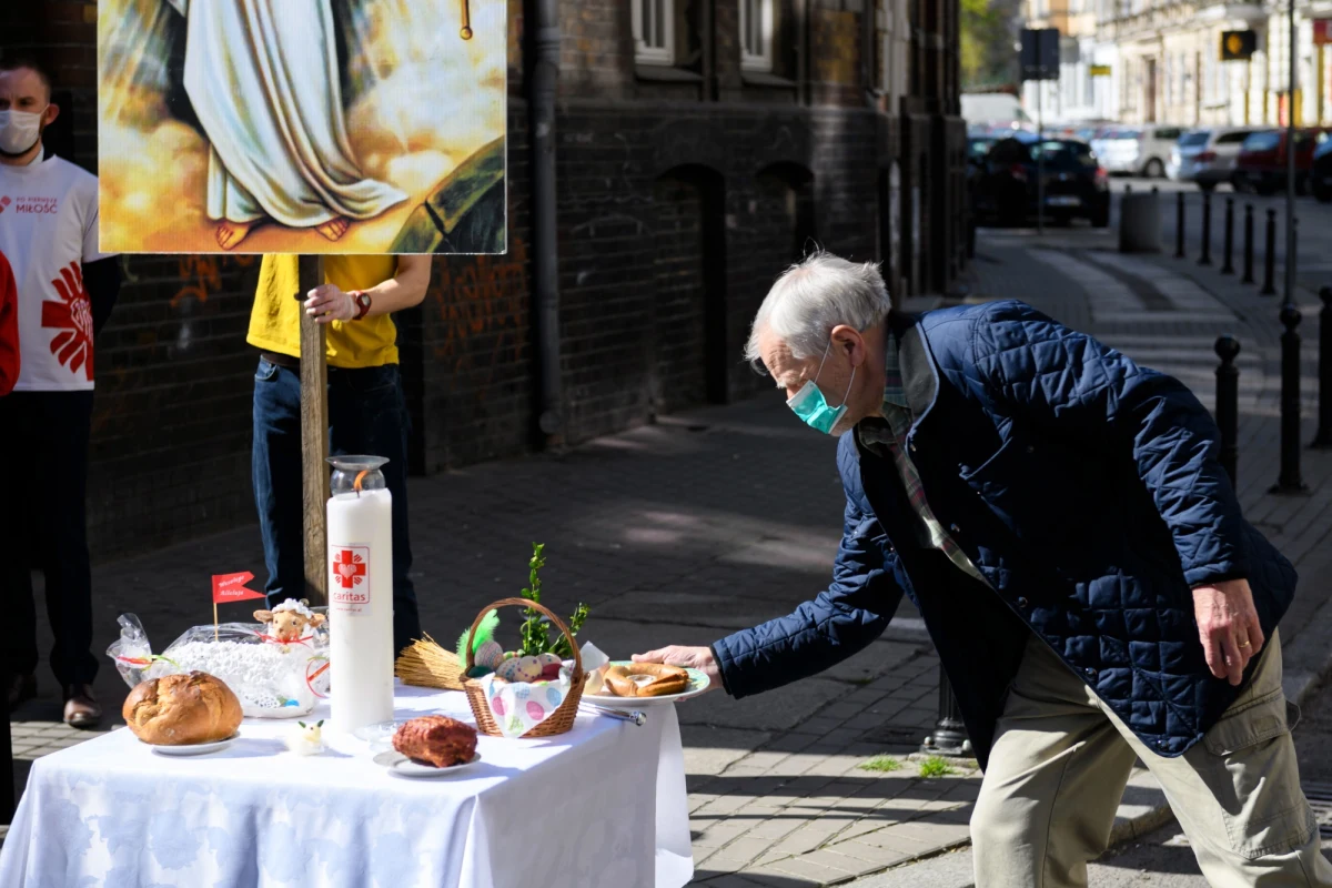 Jeśli na przełomie marca i kwietnia będziemy mieli za sobą apogeum trzeciej fali, to będziemy przywracali wszystkie działalności; święta wielkanocne będą takie jak rok temu, ale być może po nich będziemy podejmowali odważniejsze decyzje luzujące obostrzenia - powiedział w czwartek szef MZ Adam Niedzielski.
