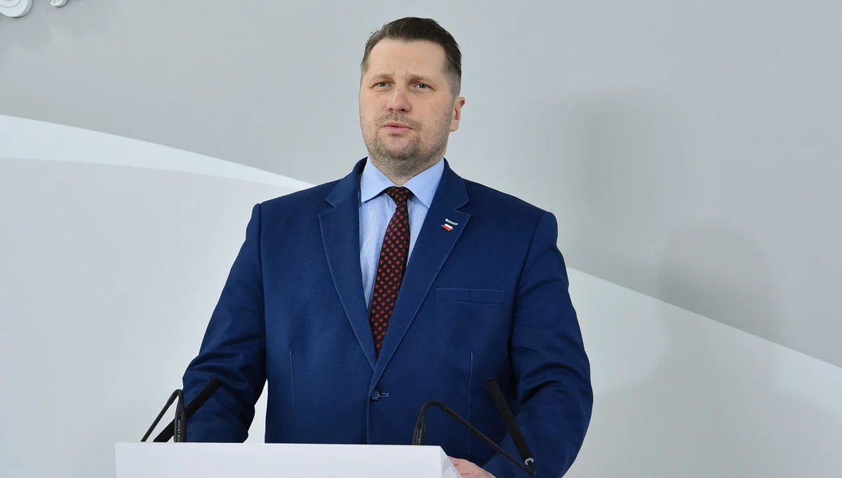 Czekam na to, by były warunki ku temu, by uczniowie klas IV-VIII i uczniowie szkół ponadpodstawowych, ale również studenci, przynajmniej hybrydowo, wrócili do nauczania stacjonarnego, ale tych warunków na razie nie ma - powiedział minister edukacji i nauki Przemysław Czarnek. Dodał, że jest ryzyko, że uczniowie klas I-III szkół podstawowych będą musieli wrócić do nauki zdalnej.